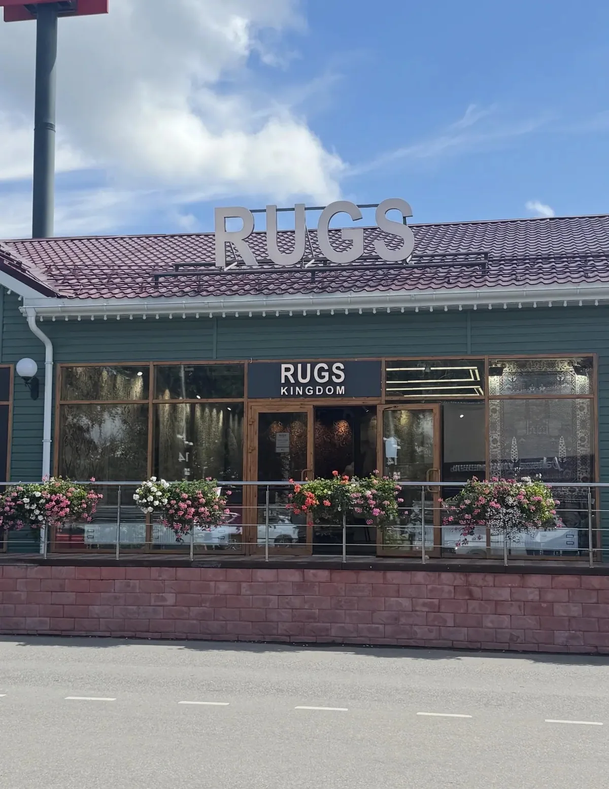 Фасад и вход в шоурум в ТК Novaya Riga Outlet Village